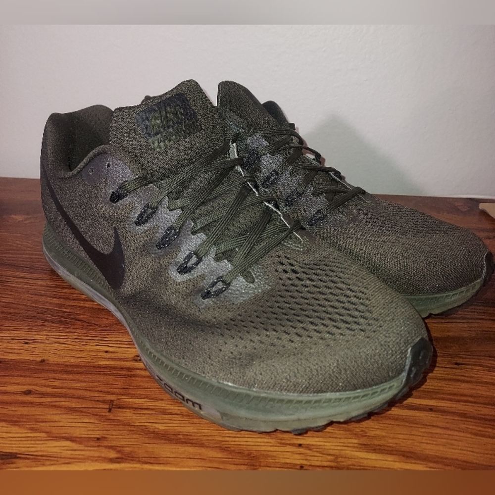 Nike zoom running shoes green men size 11.5